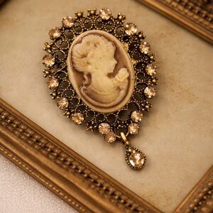 Vintage Style Cameo Pendant Brooch